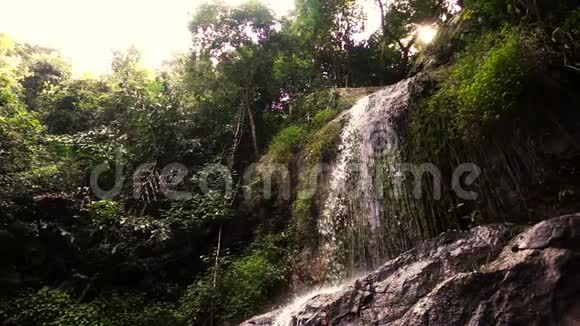水从泰国森林中的纳穆恩瀑布中落下视频的预览图