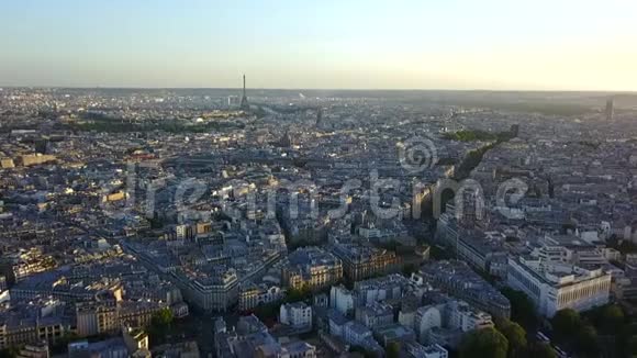 巴黎上空日落时朝埃菲尔铁塔望去视频的预览图