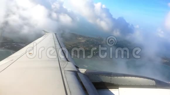 飞机飞过云层下面是城市视频的预览图