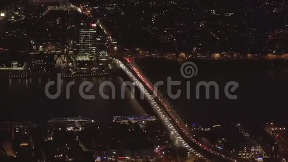 空气美丽的大镜头在科隆德国与莱茵河和桥梁汽车交通和城市灯视频的预览图
