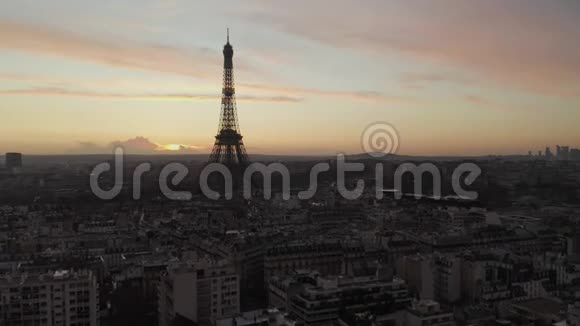 法国巴黎上空湿漉漉的雨中的倒影与埃菲尔铁塔上的景色在美丽的夕阳下游览埃菲尔铁视频的预览图