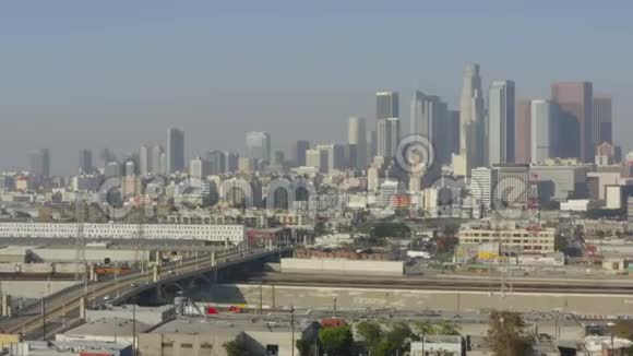 洛杉矶河背景洛杉矶市中心的火车轨道阳光视频的预览图