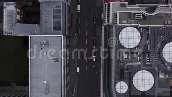 柏林米特市中心德国汽车交通和城市运动美丽的俯视图视频的预览图
