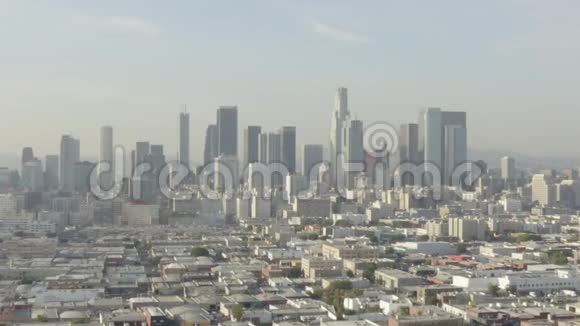 空气在美丽的阳光下在蔚蓝的天空中向洛杉矶市中心加州天际线大呼吸视频的预览图