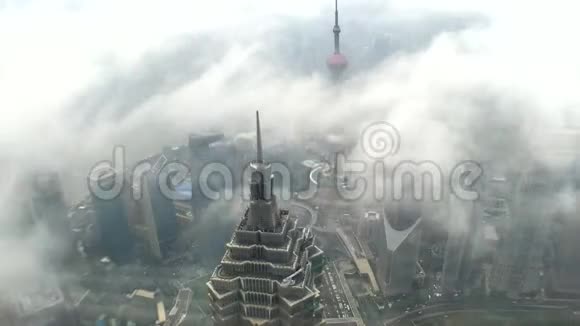 惊心动魄的时光流逝雾霭笼罩下的金茂大厦云朵掠过车水马龙视频的预览图