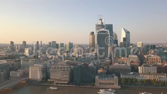 机场飞往阳光下的伦敦天际线视频的预览图