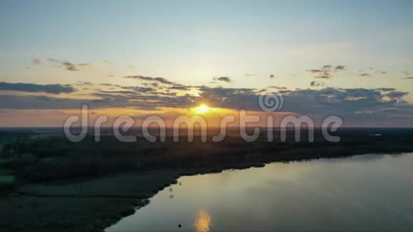 日落于湖面的时间推移视频的预览图