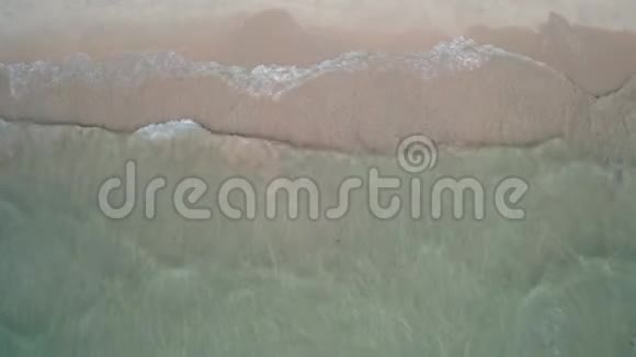 海浪拍打沙滩的高空俯视视频的预览图