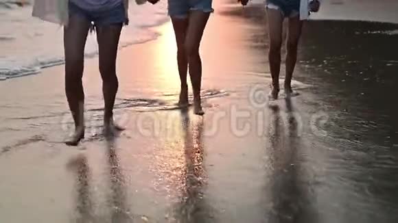 亚洲女人在海滩上奔跑暑假旅游泰国放松和娱乐视频的预览图