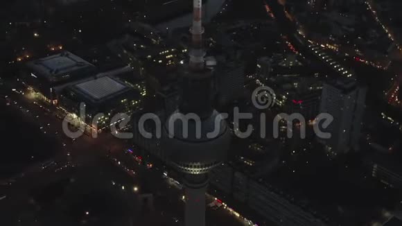 柏林上空德国电视塔亚历山大广场夜间与城市灯光交通视频的预览图