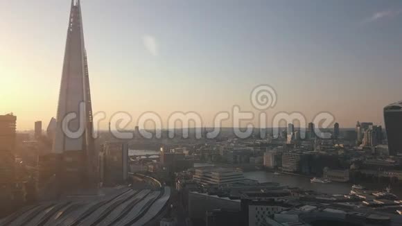 飞机在日落时分飞过伦敦的塔桥日出视频的预览图