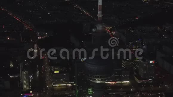 天籁柏林德国电视塔亚历山大广场夜间关闭城市灯火通明视频的预览图