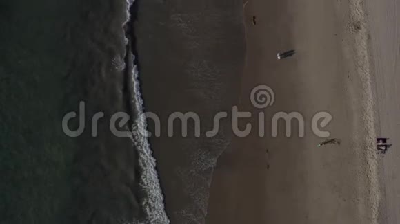 空气波浪上的鸟瞰加州洛杉矶海滩上的水阳光蓝天视频的预览图