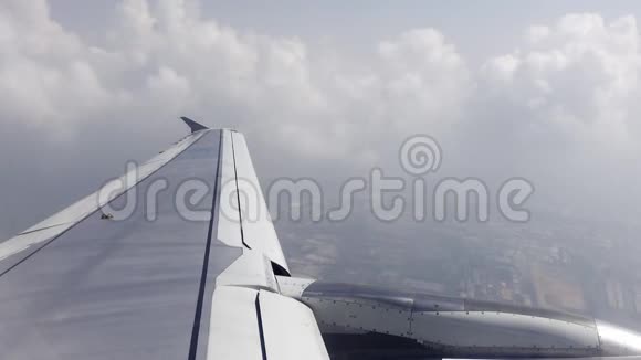 云层飞行时飞机机翼的近景视频的预览图