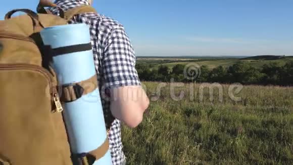 旅行者欣赏美丽的风景和自然游客的团队合作旅行者带着背包穿过草地视频的预览图