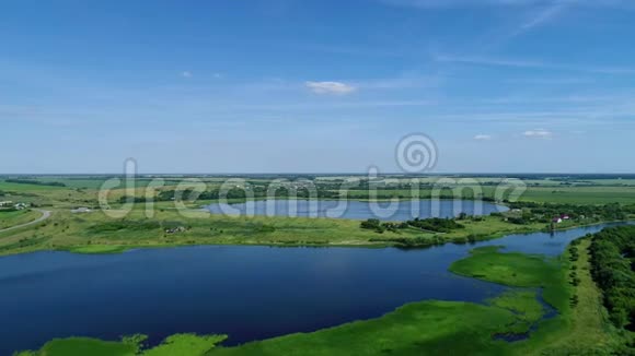 一架无人机飞过一个美丽的池塘俄罗斯视频的预览图