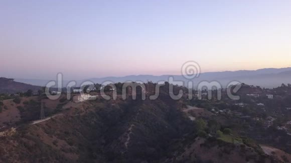 空中日出时在好莱坞山上观看洛杉矶的山和山谷景观视频的预览图