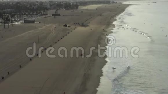 机场乘飞机飞越威尼斯海滩早上有海浪加州洛杉矶视频的预览图