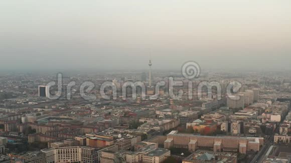 美丽的景色美丽的德国柏林亚历山大广场塔在美丽的灰色秋日阳光阴霾视频的预览图