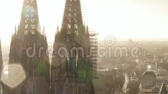 空气靠近科隆大教堂在美丽朦胧的阳光下伴着雨水盘旋视频的预览图