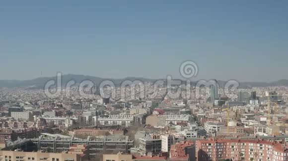 阿雷利亚巴塞罗那广泛的无人机拍摄的城市走向中心与拉萨格拉达家庭和托雷荣耀托雷阿格巴视频的预览图