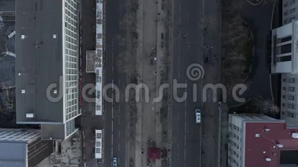 艾琳美丽的柏林中央高架景观行人在人行道和汽车交通视频的预览图