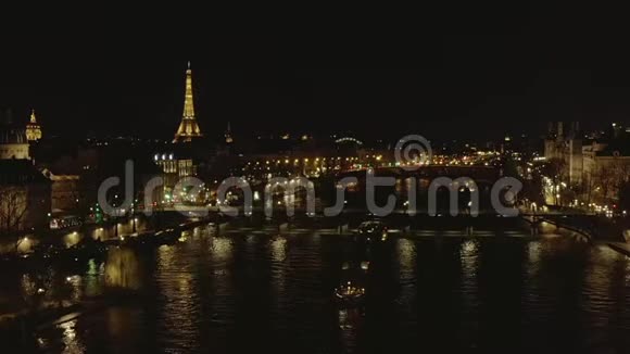 法国巴黎之夜的塞纳河景观可欣赏埃菲尔铁塔埃菲尔铁和美丽的城市灯光视频的预览图
