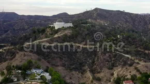 阿里格里菲斯天文台与好莱坞山在日光洛杉矶加利福尼亚多云视频的预览图