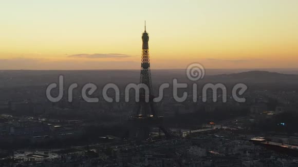 埃菲尔铁塔在巴黎参观埃菲尔铁法国无人机观景带美丽的日落天空视频的预览图