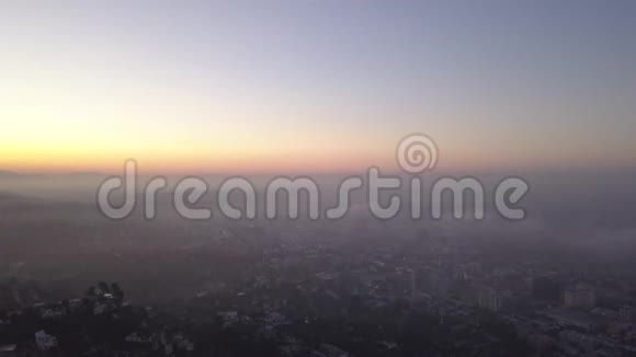 空中在日出的好莱坞山上欣赏洛杉矶的云彩视频的预览图