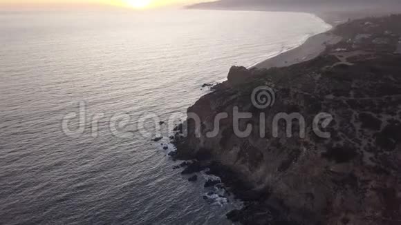 飞机从加州马里布上空飞行在日落时可看到海滩岸线和山崖视频的预览图