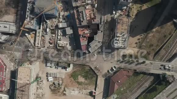 西班牙巴塞罗那欧洲城市大型建筑工地的俯视图视频的预览图