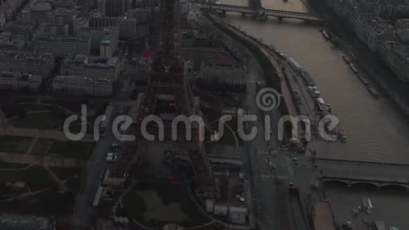 埃菲尔铁塔在法国巴黎游览埃菲尔铁在美丽的日落中观赏塞纳河视频的预览图
