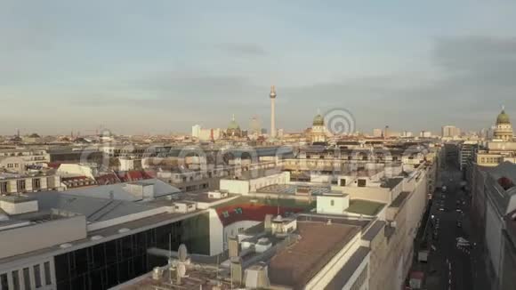 在美丽的阳光明媚的日子里在亚历山大广场的电视塔上可以看到Mitte位于柏林市中心视频的预览图