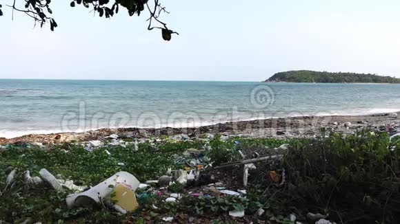 海浪拍打着满是废物和垃圾的海岸视频的预览图
