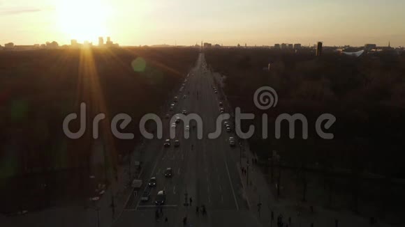 阿里亚在美丽的日落灯光下六月十七号街和蒂尔加腾向柏林胜利柱走去视频的预览图