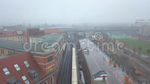 柏林多云雾跟随黄色地铁列车视频的预览图