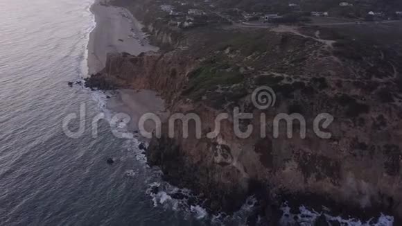 飞机从加州马里布岛上空飞行日落时可看到海滩岸线和山崖视频的预览图