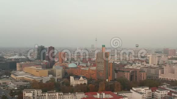 德国城市景观与亚历山大广场电视塔和波茨坦默广场在美丽的橙色秋视频的预览图