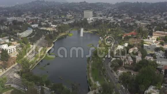 空气加州洛杉矶回声公园上空有棕榈树多云视频的预览图