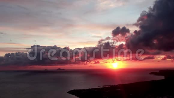 4K美丽的风景日落太阳穿过火红的天空背景无人机视频的预览图