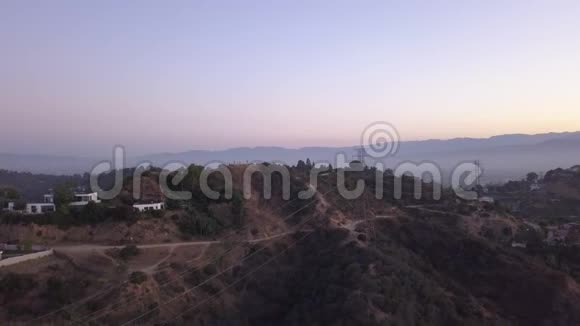 空中在日出的好莱坞山上可以看到山丘和洛杉矶山谷的景色视频的预览图