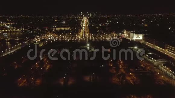 机场从埃菲尔铁塔起飞的反向无人机飞行在巴黎游览埃菲尔铁夜晚在法国城市灯光下视频的预览图