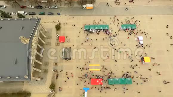 鸟瞰市中心跑步运动比赛和城市秋季博览会视频的预览图