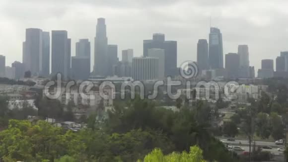 回声公园通往加利福尼亚州洛杉矶市中心有棕榈树和公路多云视频的预览图