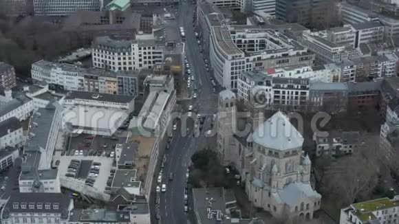 空中德国科隆市中心带教堂的慢镜头视频的预览图
