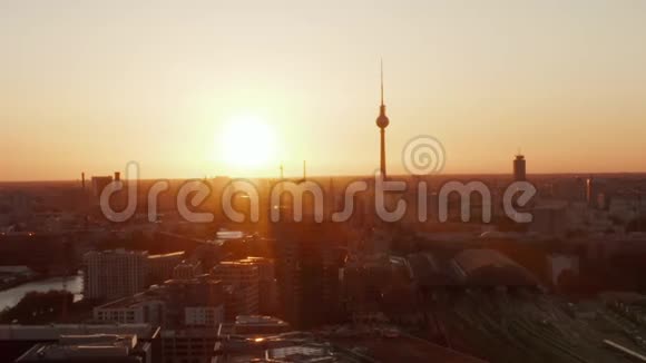 飞机飞越德国柏林在美丽的日落阳光和亚历山大广场电视塔和奥斯特班霍夫和视频的预览图