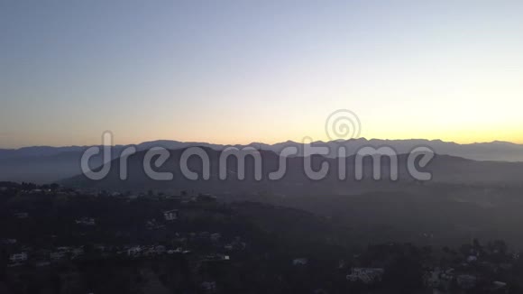 在日出的好莱坞山上观看洛杉矶的好莱坞标志视频的预览图