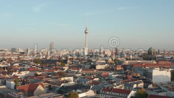 色彩缤纷的柏林德国城市中心颜色为红色橙色和黄色可观赏亚历山大广场视频的预览图