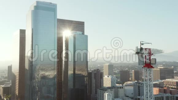 机场在美丽的蓝天上关闭洛杉矶市中心的建筑工地摩天大楼起重机视频的预览图